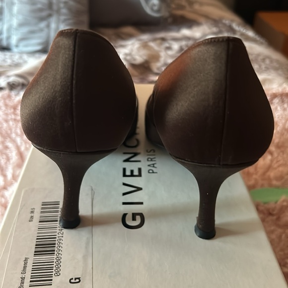 Stuart Weitzman brown satin heels with jeweled broach embellishment - Picture 4 of 9